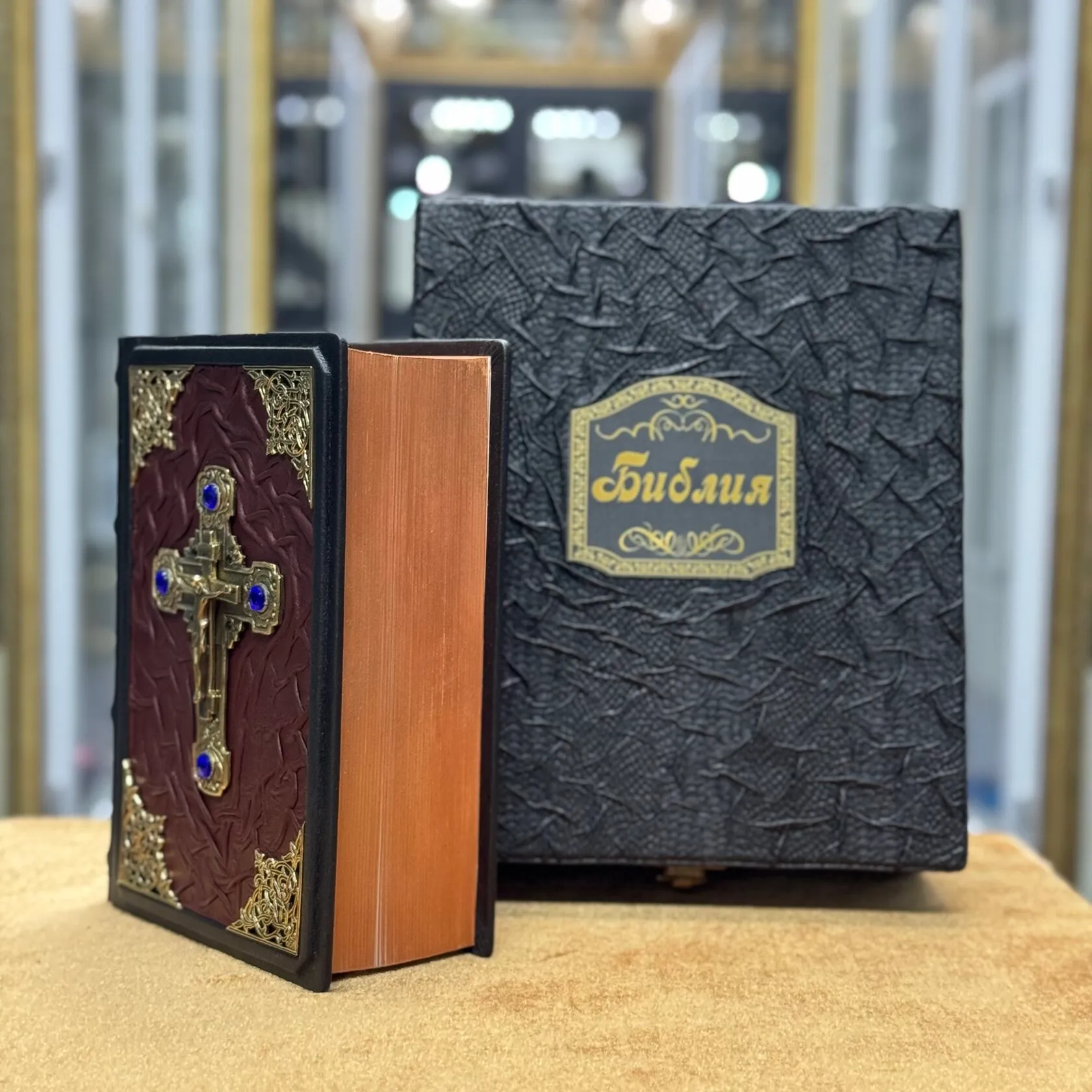 Библия с крестом в коробе